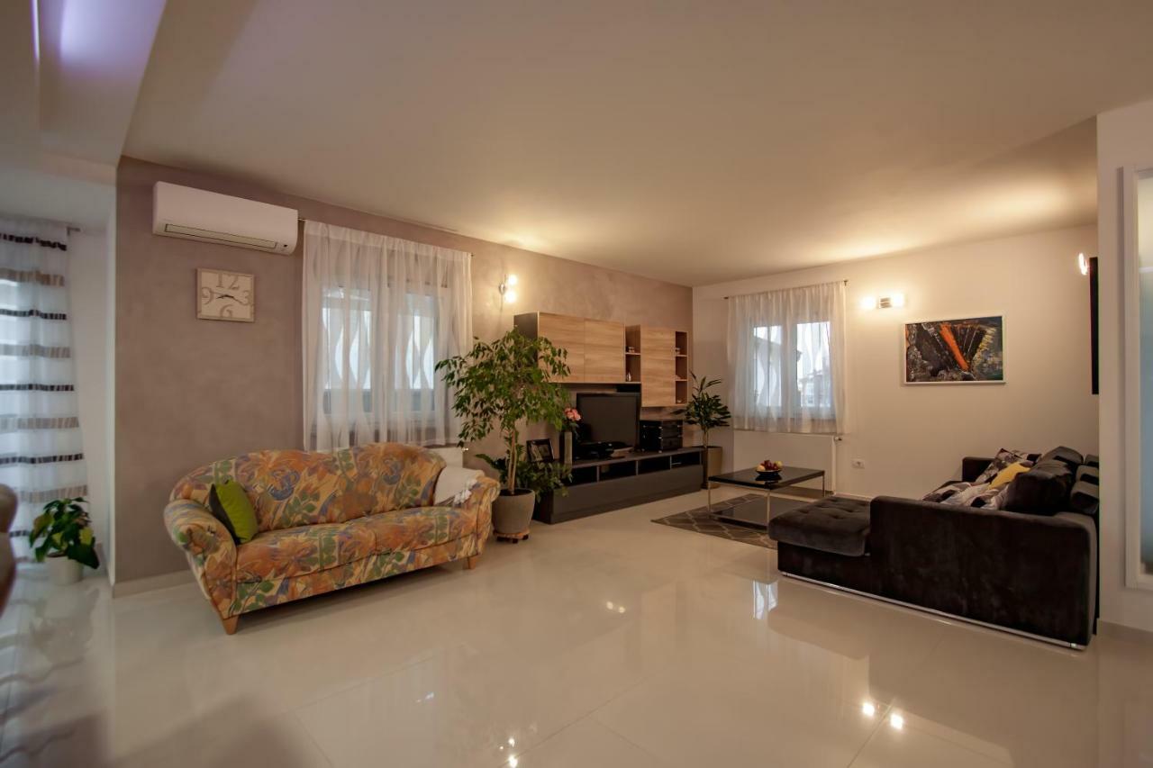 Apartman Nebo Pula Luaran gambar